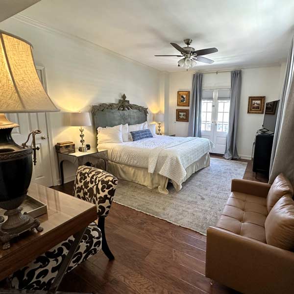 Photo of a boutique hotel room at the Old Capitol Inn