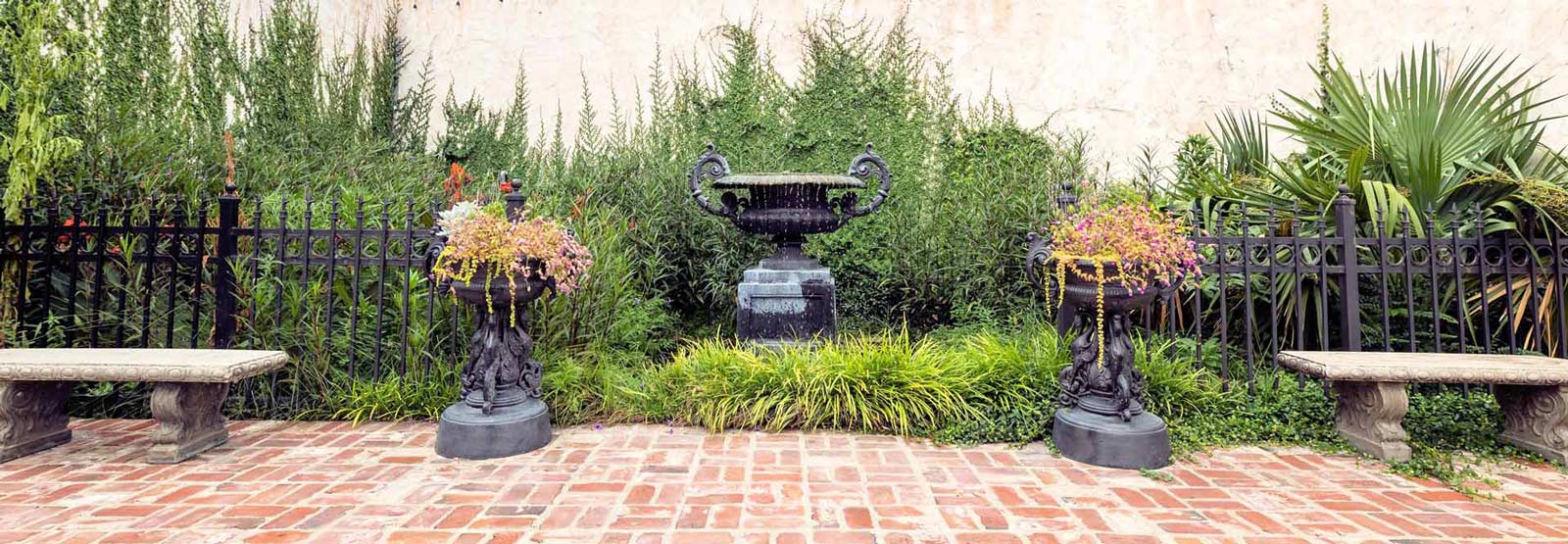 Photo of garden benches in the Old Capitol Inn outdoor event space